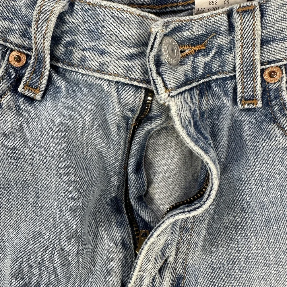 Levi's 550 Jeans Mens 30x30‎ Light Wash Blue Relaxed Fit Tapered Distressed